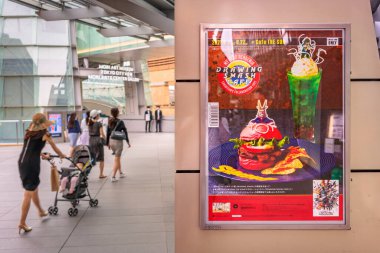 Tokyo, Japonya - Haziran 03 2021: Kafenin Japon posteri güneş menüsünde manga ve anime serisi Roppongi Hills 'teki Kahraman Akademisi' nin sergi sırasında hamburger ve içeceği tasvir ediyor..
