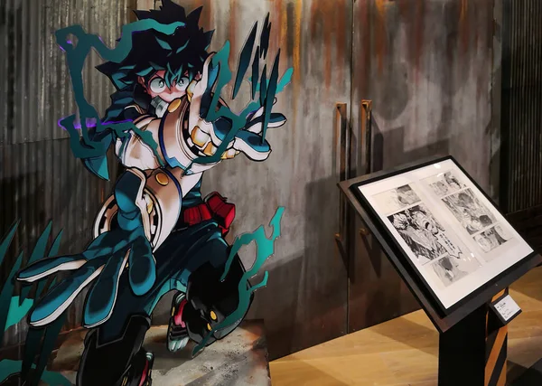 Tokyo, Japonya - Haziran 03 2021: Japon mangasından süper kahraman İzuku Midoriya 'nın gerçek boyutlu standı. Mori Sanat Merkezi Galerisi' ndeki sergi sırasında Kahramanım Akademi 'm.