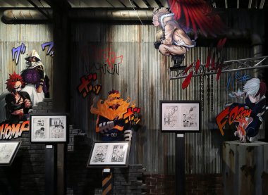 Tokyo, Japonya - Haziran 03 2021: Japon mangasındaki süper kahraman karakterlerin gerçek boyutları ve çizgi roman şeritleri Kahraman Akademi 'm serginin Smash' i çizim alanına izin verdi.