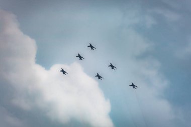 Tokyo, Japonya - 24 Ağustos 2021 Tokyo 2020 Paralimpik Oyunları 'nın açılış gününde Japon Hava Savunma Kuvvetleri' nin Delta formasyonunda mavi itici gücüyle gökyüzünde uçan hava filosu..