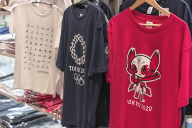 Tokyo, Japonya - 24 Ağustos 2021: Engelli Olimpiyatları 'nın maskotunu tasvir eden resmi tişörtler çok güçlü bir anlam ifade ediyor ve Yurakucho' daki Tokyo Spor Meydanı 'nda oynanan Olimpiyat oyunlarının uyumlu simgesi..