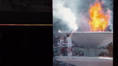 Tokyo, Japonya - 15 Ocak 2020: Olimpiyat Agora etkinliğinin Olimpiyat ruhları sergisinde sergilenen bayrak yarışı sırasında dünya çapındaki Olimpiyat oyunlarının meşalelerinin Pan videosu.