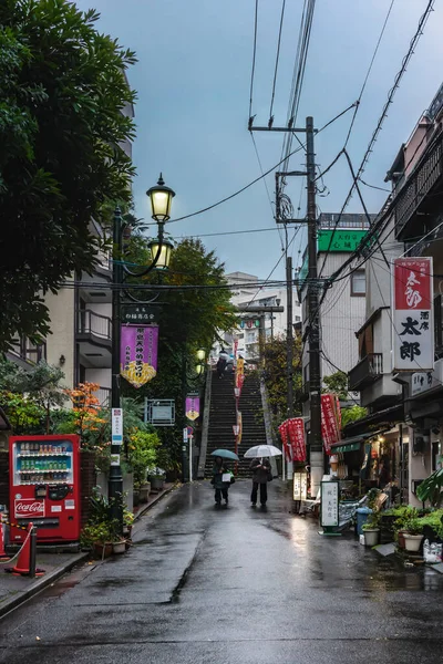 Tokyo Japan November 2020 사람들 비오는 저녁에 시라메 가에서 우산을 — 스톡 사진