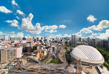 Tokyo, Japonya - Mayıs 03 2021: Tokyo Kubbe Stadyumu 'nun dışında, alışveriş merkezi Laqua Tokyo Dome' un yukarısındaki Thunder Coaster Dolphin 'in kuş görüntüsü..
