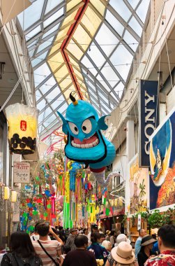 Tokyo, Japonya - 5 Ağustos 2019: Tanabata festivali sırasında Asagaya İnci Merkezi alışveriş merkezinde bir lamba ve köpük çayından serbest bırakılan Aladdin Cini 'nin kağıt heykelleri.