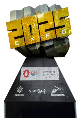 osaka, dotonbori - 6 Aralık 2024: İzole edilmiş Japon sanatçı Hideyuki Matsuda diğer adıyla Büyük Kobra 2025 ExPO pirinç muştalı altın bir metal yumruk sanat heykeli Genkotsu 'yu yarattı..