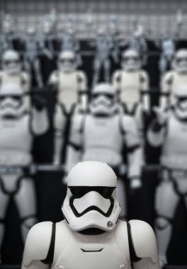 Tokyo, akihabara - Bölüm 22 2025: Yodobashi Kameraları 'ndaki George Lucass Yıldız Savaşları' ndan Stormtrooper figürleri sığ bir alan derinliği ve sinematik derinlik katarak Japon pop kültürü tabanı