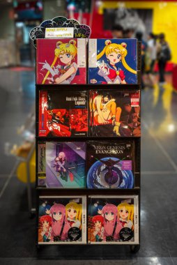 Tokyo, Shibuya - Bölüm 12 2025: Tower Records 'ta popüler Japon anime plaklarının canlı bir gösterisi, Japonya' nın aşırı turizminin yol açtığı devasa otaku kültürü patlamasından yararlanan bir mağaza..