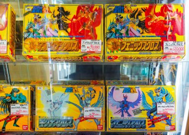 Tokyo, akihabara - bölüm 22 2025: 1980 'lerin nadir, klasik Japon Saint Seiya Saint Cloth aksiyon figürleri koleksiyonu, Mandarake mağazasında satışta olan karakterler.