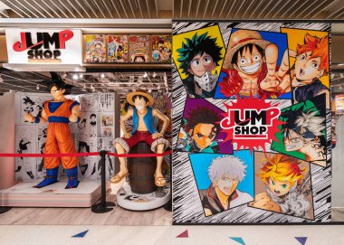 osaka, kakudacho - 5 Aralık 2024: Canlı Japon Atlama Dükkanı girişi, Son Goku ve Maymun D. Luffy 'nin gerçek boyutlu heykelleri ve popüler Shonen manga kahramanlarının renkli bir duvar resmi ile hayranların ilgisini çekiyor..