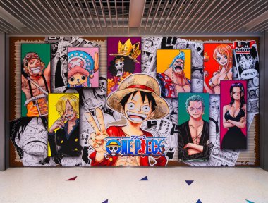 osaka, kakudacho - 5 Aralık 2025: Japon Atlama Dükkanı duvarında Luffy gibi manga panelleri üzerinde canlı bir iç mekanda perakende markalaşma ve anime kültürünü harmanlayan One Piece karakterleri sergilenmektedir..