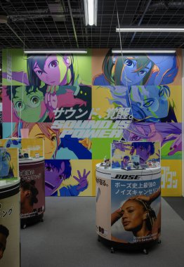 Tokyo, akihabara - Bölüm 22 2025: Bose ses ürünleri için renkli Japon pazarlama gösterisi, bir dükkanda yeni gürültü önleyici kulaklıkları tanıtmak için canlı bir zemin üzerinde Dandadan manga karakterleri barındırıyor.