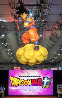 Chiba, makuhari - 25 Ocak 2026: Dev bir Japon Goku balonu, Beerus filminin beleş Ejder Balosu posterlerinin üzerinde, serinin kırkıncı yıldönümünü kutluyor..
