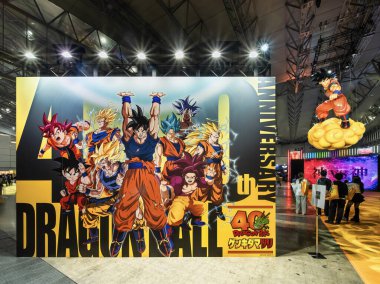 Chiba, makuhari - 25 Ocak 2026: Dev bir Japon duvar resmi ve Nimbus bulut gösterisinde şişme Goku, Genki Dama 'nın beleş Ejder Topu Genkidamatsuri etkinliğinde 40.yıl dönümü için poz vermesi..