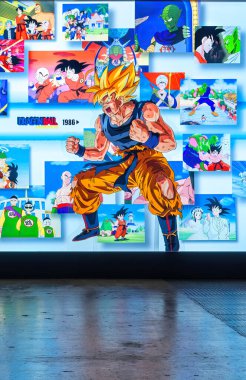 Chiba, makuhari - 25 Ocak 2026: Japon LED duvarı, Goku 'nun Frieza ile özgür Ejder Balosu' nda kazandığı ilk Süper Saiyan formunu gösteriyor..