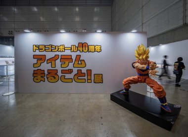 Chiba, makuhari - 25 Ocak 2026: Japon Süper Saiyan Goku heykeli, Genkidamatsuri etkinliğinde 80-90 'ların serisi için bir Kamehameha sergiledi..