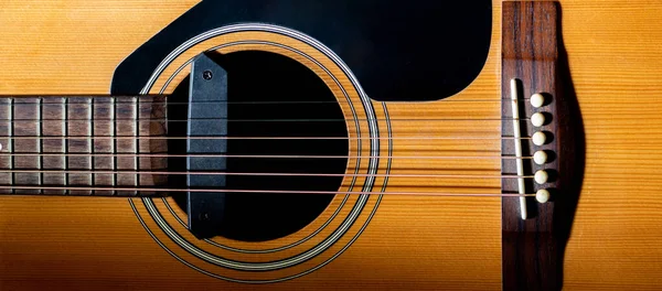Ses deliğini kapat ve akustik gitarla köprü kur