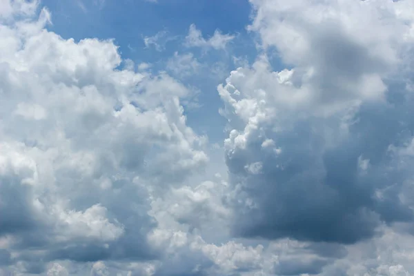 Темні Хмари Фоні Блакитного Неба — стокове фото