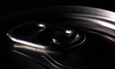 Yumuşak içecek kutularının kapaklarını kapatın ve düşük ışık