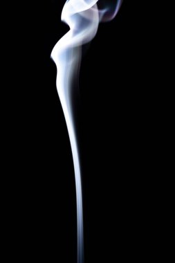 Siyah arkaplanda soyut beyaz duman