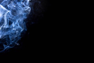 Siyah arkaplanda soyut beyaz duman