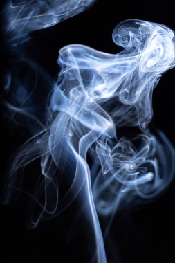 Siyah arkaplanda soyut beyaz duman