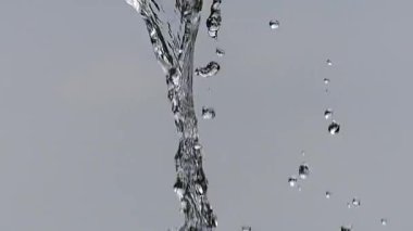 Temiz suyun yavaş akışı ve gri arkaplan