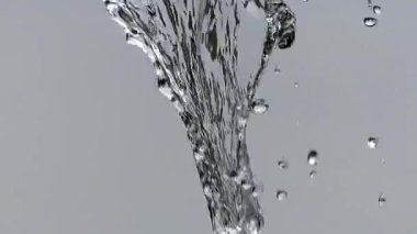 Temiz suyun yavaş akışı ve gri arkaplan