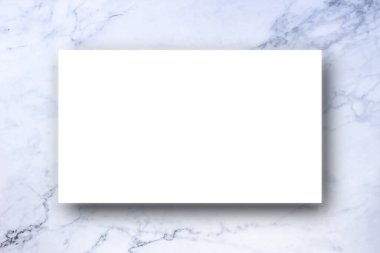 Beyaz çokgen renk sayfası ve mermer zemin üzerinde siyah gölge