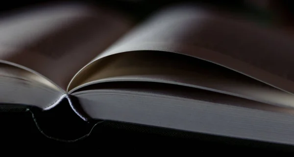 Masa ve karanlık arkaplan üzerine kitabı kapat