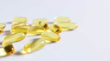 Beyaz arkaplandaki balık yağı kapsülünü kapat