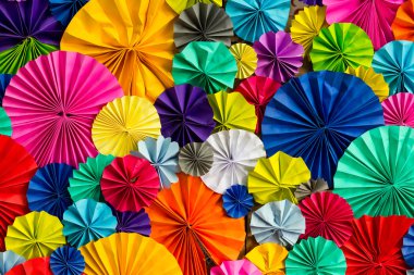 Renkli daire şekli kağıt sanat el yapımı arka plan metni katlama