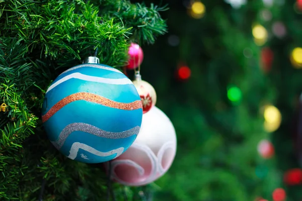 Photo de Boule de Noël gros plan de l'arbre de Noël — Photo