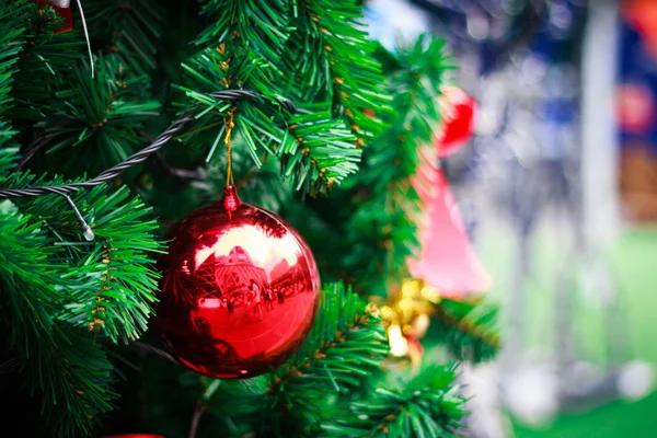 근접 촬영 크리스마스 공 크리스마스 나무에서의 사진 — 스톡 사진