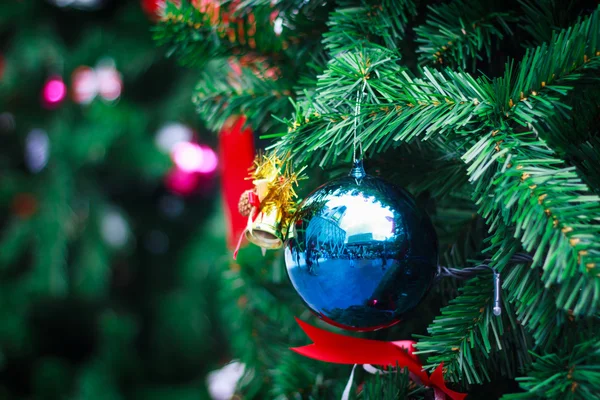Φωτογραφία του κινηματογράφηση σε πρώτο πλάνο Χριστουγέννων μπάλα από το χριστουγεννιάτικο δέντρο — Φωτογραφία Αρχείου