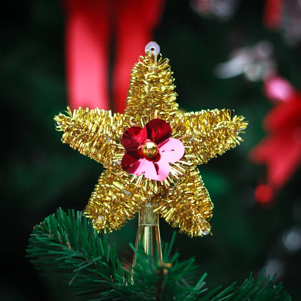 Estrella de oro en el árbol de Navidad para la textura de fondo —  Fotos de Stock