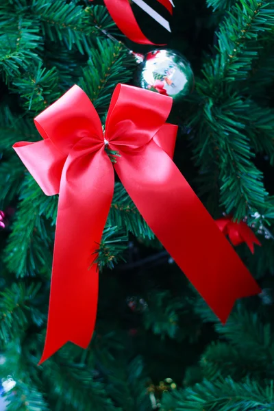 Fita vermelha Closeup da árvore de Natal . — Fotografia de Stock