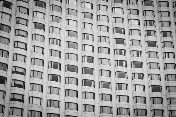 Gebäude mit Fensterstruktur auf Turm — Stockfoto