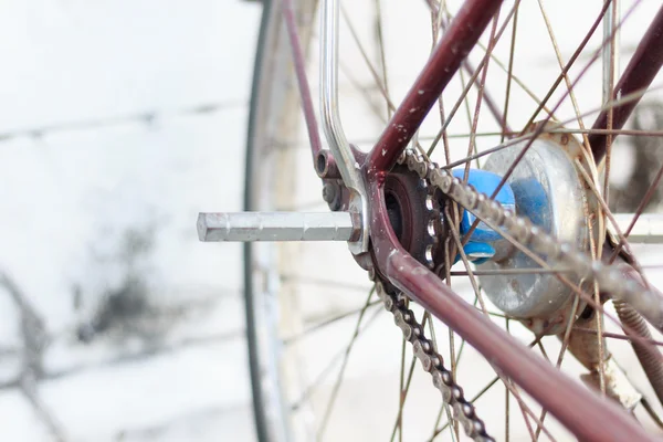 老式自行车车轮与背景纹理的细节 — 图库照片