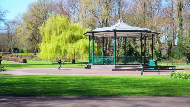 İngiltere, Willenhall 'daki Memorial Park' taki pavyon.. — Stok video