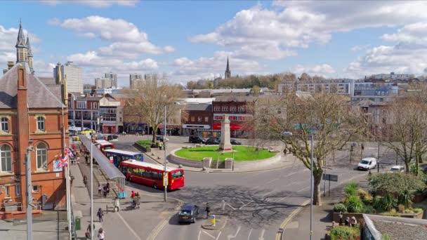 Şehir Merkezinde Bir Sürü Otobüs Insan Alıyor Yukarıdan Zaman Aşımı — Stok video