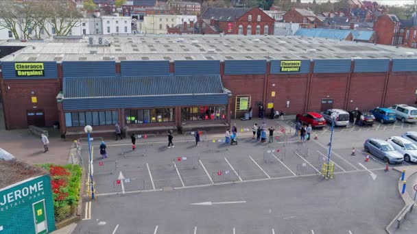 Mensen Bewegen Een Lange Lijn Naar Het Winkelcentrum Volgens Felle — Stockvideo