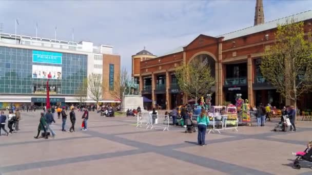 Dzieci Jeżdżą Karuzeli Centrum Starego Coventry Wśród Ludzi Spacerujących Jazda — Wideo stockowe