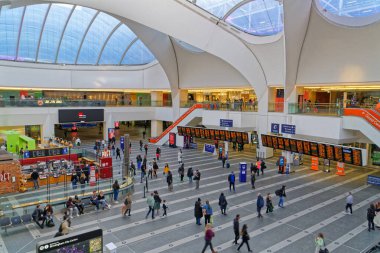 Batı Midlands 'taki Birmingham New Street Tren İstasyonu. Grand Central 'daki tren kalkış saatlerini kontrol eden insanların görüntüsü. 17 Nisan, İngiltere 2021