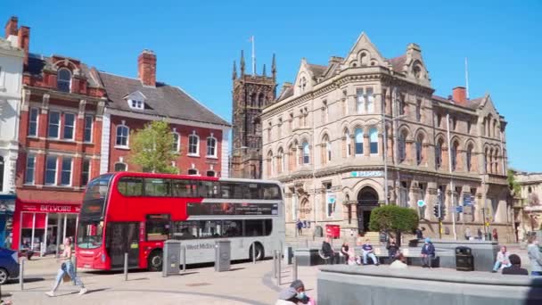 Wolverhampton. People walk and relax on a sunny and cloudless day. — ストック動画