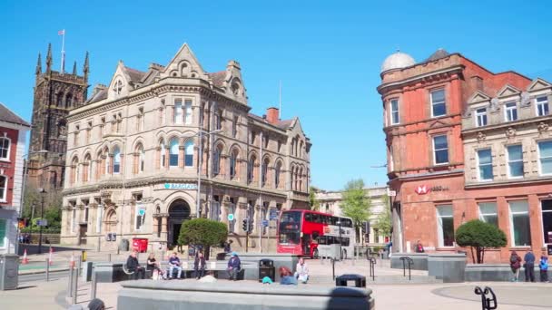 Queen Square in Wolverhampton. — Stockvideo