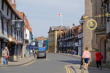 Stratford-Upon-Avon Belediyesi. 24 Nisan 2021 'de Stratford-upon-Avon' da çatıda İngiltere bayrağı sallanıyor.
