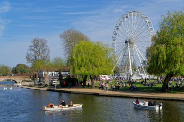 Kanallar ve Avon Nehri, ve Stratford-upon-Avon 'daki dönme dolap manzarası, 24 Nisan, Birleşik Krallık 2021