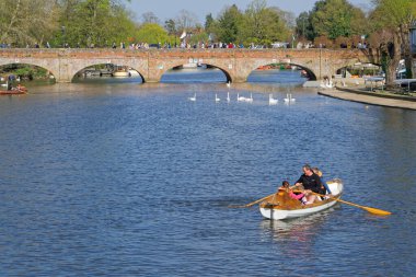 24 Nisan 2021 'de Stratford-upon-Avon' daki Avon Nehri 'nde insanlar sandallara biniyor.