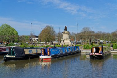 Stratford-upon-Avon 'daki dar İngiliz kanallarında 24 Nisan, Birleşik Krallık 2021' de seyrüsefer için uzun botlar